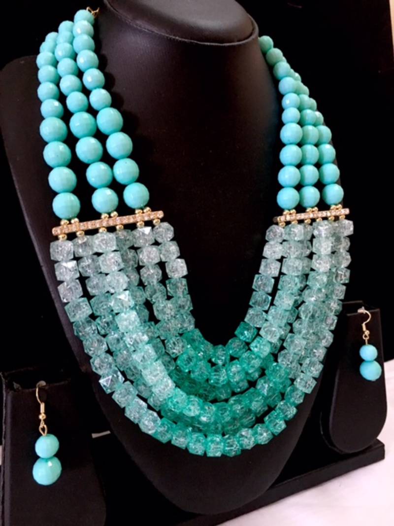 Beaded necklace in creda