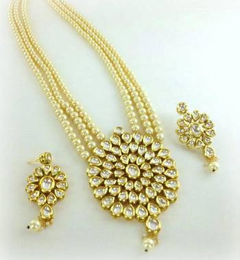 Beautiful Big Pendent Kundan Pearl Necklace Set 1