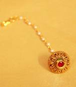 Red kundan maang-tikka