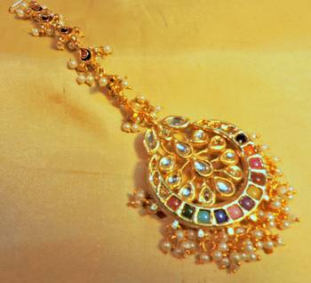 Suhani Navratna Red Green Maangtikka 1
