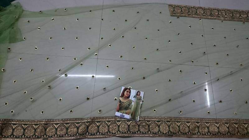 Women's Georgette Green Solid Belted Sarees With Blouse Piece