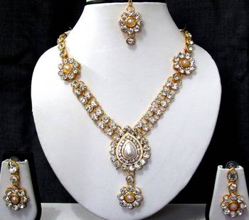 White nice flower pearl stone necklace set 1
