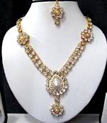 White nice flower pearl stone necklace set