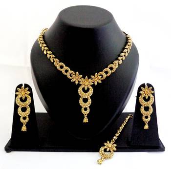 Designer partywear delicate necklace set with maang tikka 1