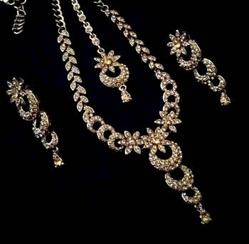 Designer partywear delicate necklace set with maang tikka 2