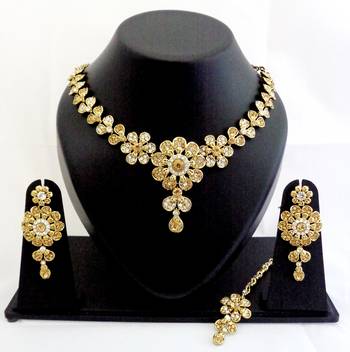 Designer partywear delicate necklace set with maang tikka 1