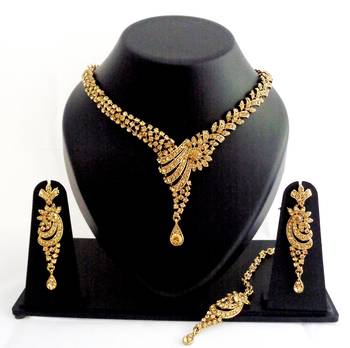 Designer partywear delicate necklace set with maang tikka 1
