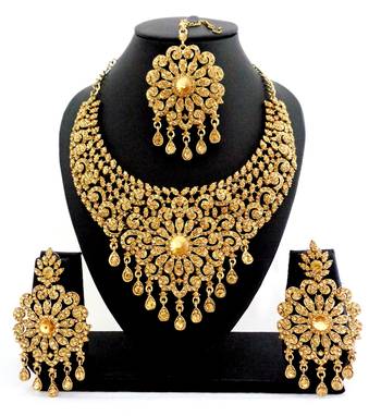 Designer golden stone bridal necklace set with maang tikka 1