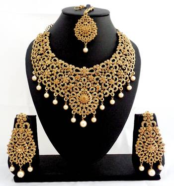 Designer golden stone bridal necklace set with maang tikka 1