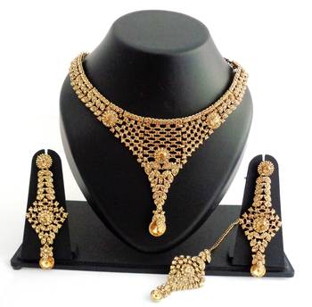 Designer golden stone necklace set with maang tikka 1
