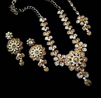 Designer partywear delicate necklace set with maang tikka 2