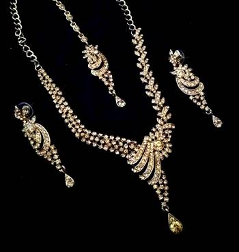 Designer partywear delicate necklace set with maang tikka 2