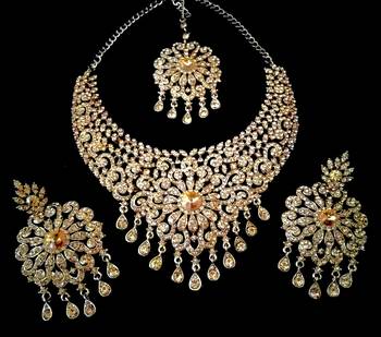 Designer golden stone bridal necklace set with maang tikka 2