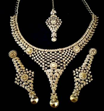 Designer golden stone necklace set with maang tikka 2