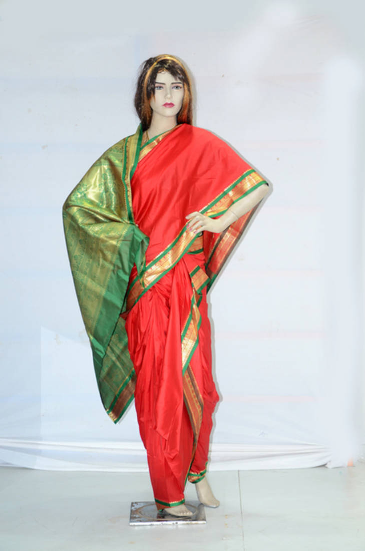 saree look with shawl