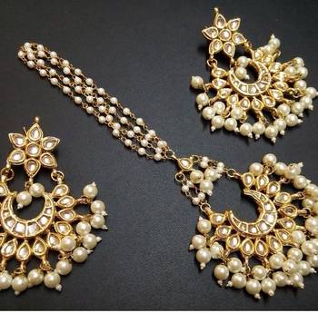 Beautiful gold plated kundan maangtikka with earrings pair 1
