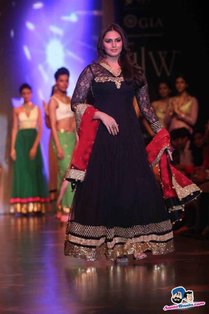 Huma qureshi bollywood replica suit