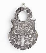 Jaipuri oxidized 5 key holder in white metal
