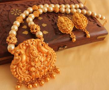 Divine Matte Finish Pearl Lakshmi Designer Short Haar Set 2