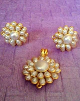 White petals with flower motif pearl pachhi work pendant set traditional pachi jewelry 1