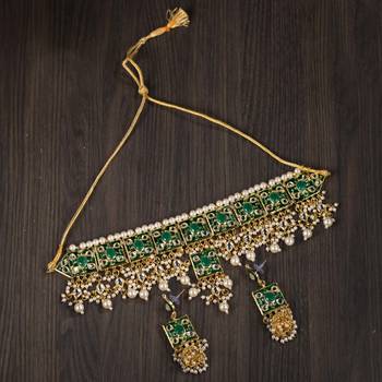Pretty Choker Set With Meenakari Work 3