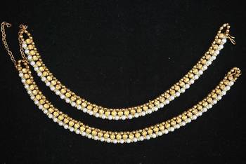 Beautiful golden stone and pearl single line anklets 1