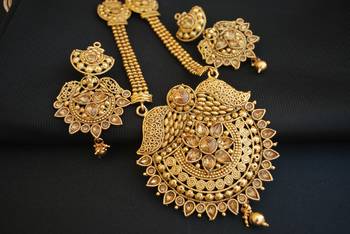Round moti gold tone necklace set 1