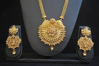 Round moti gold tone necklace set 3