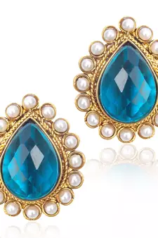 Ethnic India Vintage Earring- Friendly Turquoise stone with a pearl border ha82t