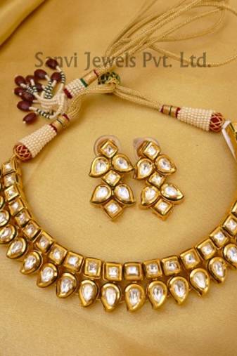 Paisley Neckline Kundan Set