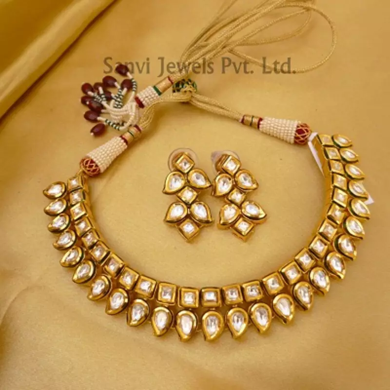 Paisley Neckline Kundan Set