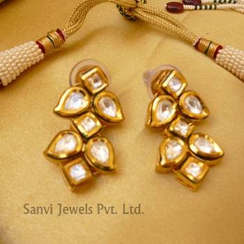 Paisley Neckline Kundan Set 2