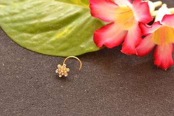 Floral Diamond Studed Exclusive Loveable Nose Pin 1