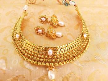 Mesmerizing White Kemp Metallic Necklace set with Jhumkas 2