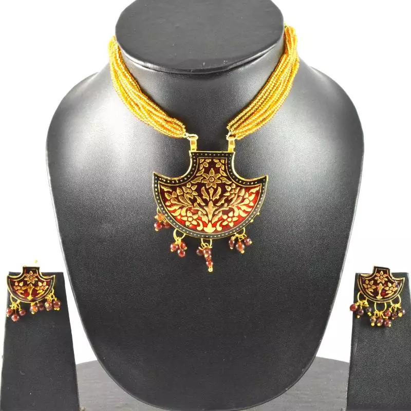 Sizzling necklace with earing