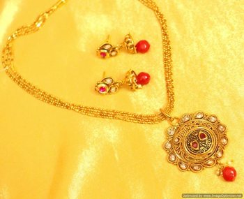 Antique Gold Look Polki Pendant Set 