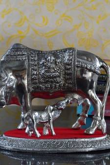 White Metal Decorative Cow with Calf statue