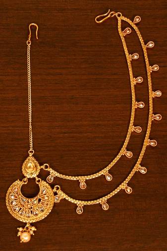 Stone and kundan embellished maang Tikka with side passa for women