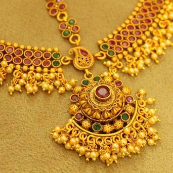 Matt Gold Plated Flower Pattern Bridal Maang Tikka 2