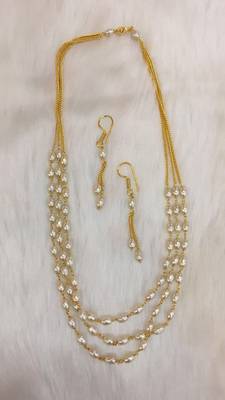 Classy glittering pearls necklace with matching earrings 1