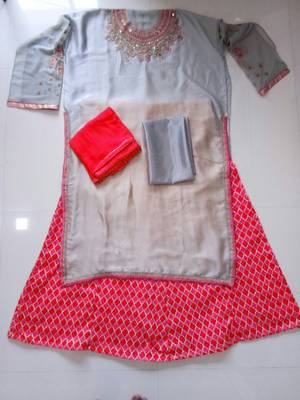 Pink embroidered crepe salwar 3