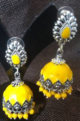 Yellow pearl earrings 1