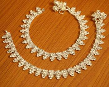 Flower Shaped Zircon Studded Silver Plated Anklets 1