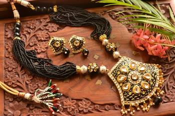 Grand Kundan Stone Big Pendant Agate Stone Necklace Set 1