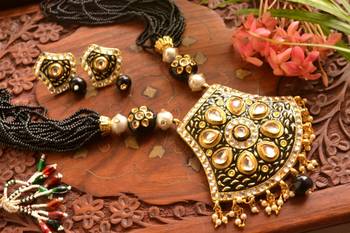 Grand Kundan Stone Big Pendant Agate Stone Necklace Set 2