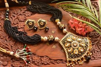 Grand Kundan Stone Big Pendant Agate Stone Necklace Set 4