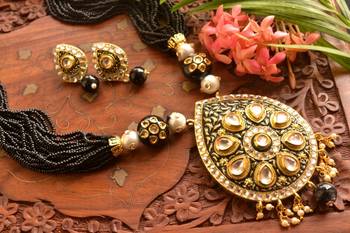 Grand Kundan Stone Big Pendant Agate Stone Necklace Set 1
