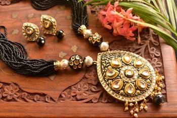 Grand Kundan Stone Big Pendant Agate Stone Necklace Set 2