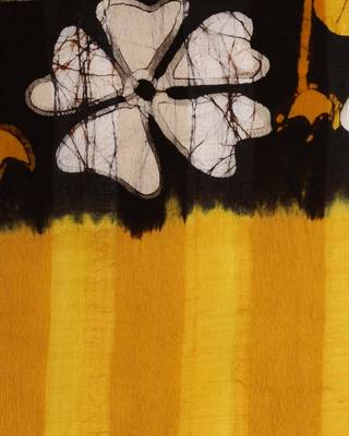 Yellow printed silk saree with blouse 4