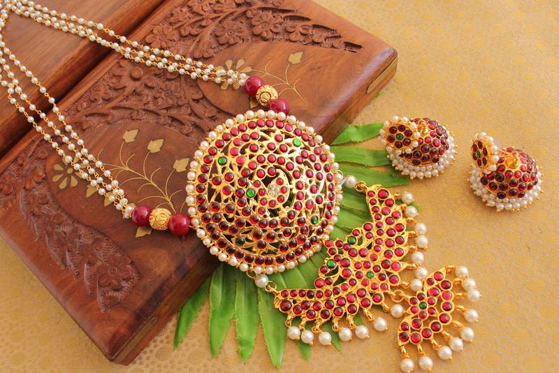 Beautiful Handmade Kemp Green Temple Pendant Necklace Set 